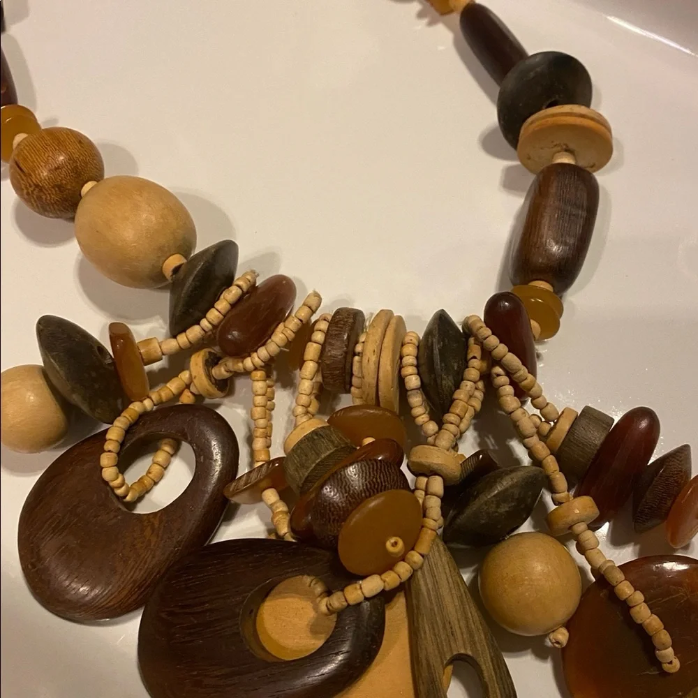 Wooden bead statement necklace - Picture 2 of 3